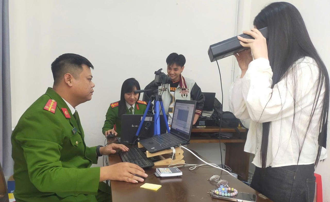 Lực lượng Công an ưu tiên phục vụ người dân đi học tập, lao động xa quê trở về trong dịp Tết.