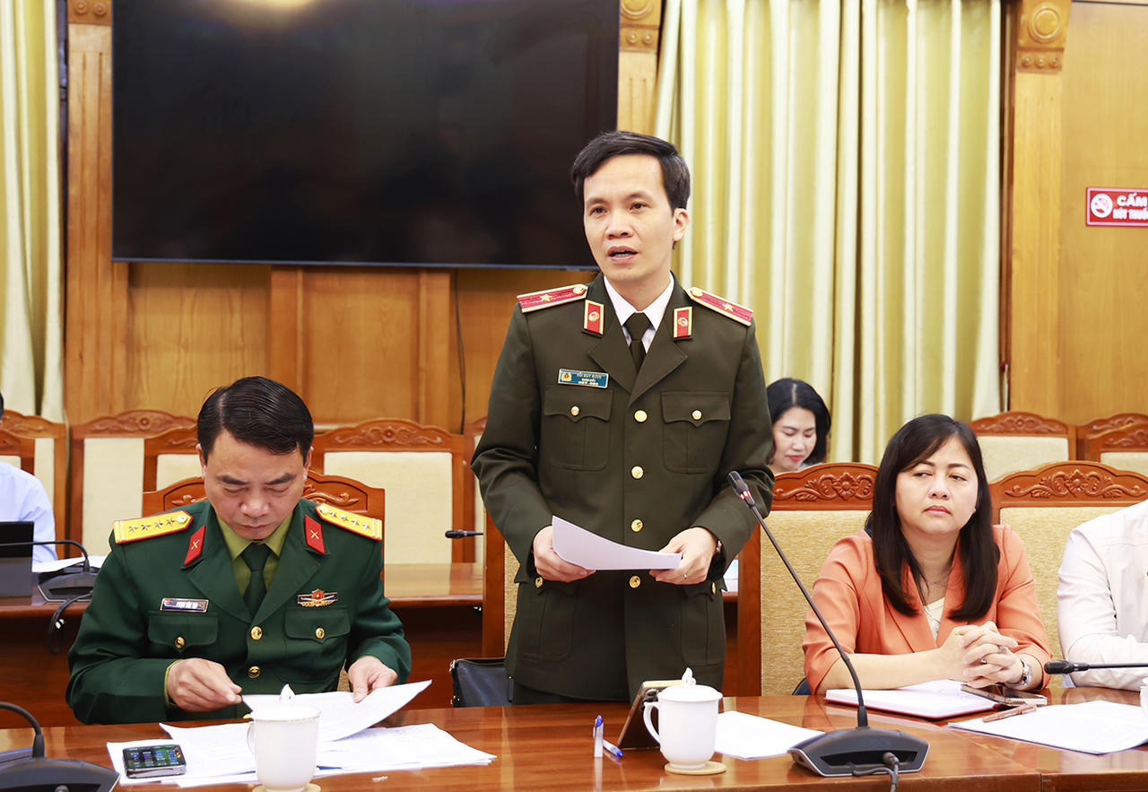 Thiếu tướng Bùi Duy Hưng, Giám đốc Công an tỉnh phát biểu tại hội nghị.