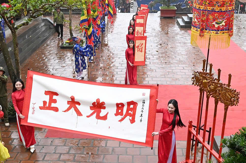 Chương trình diễn ra với các nghi thức trang trọng.