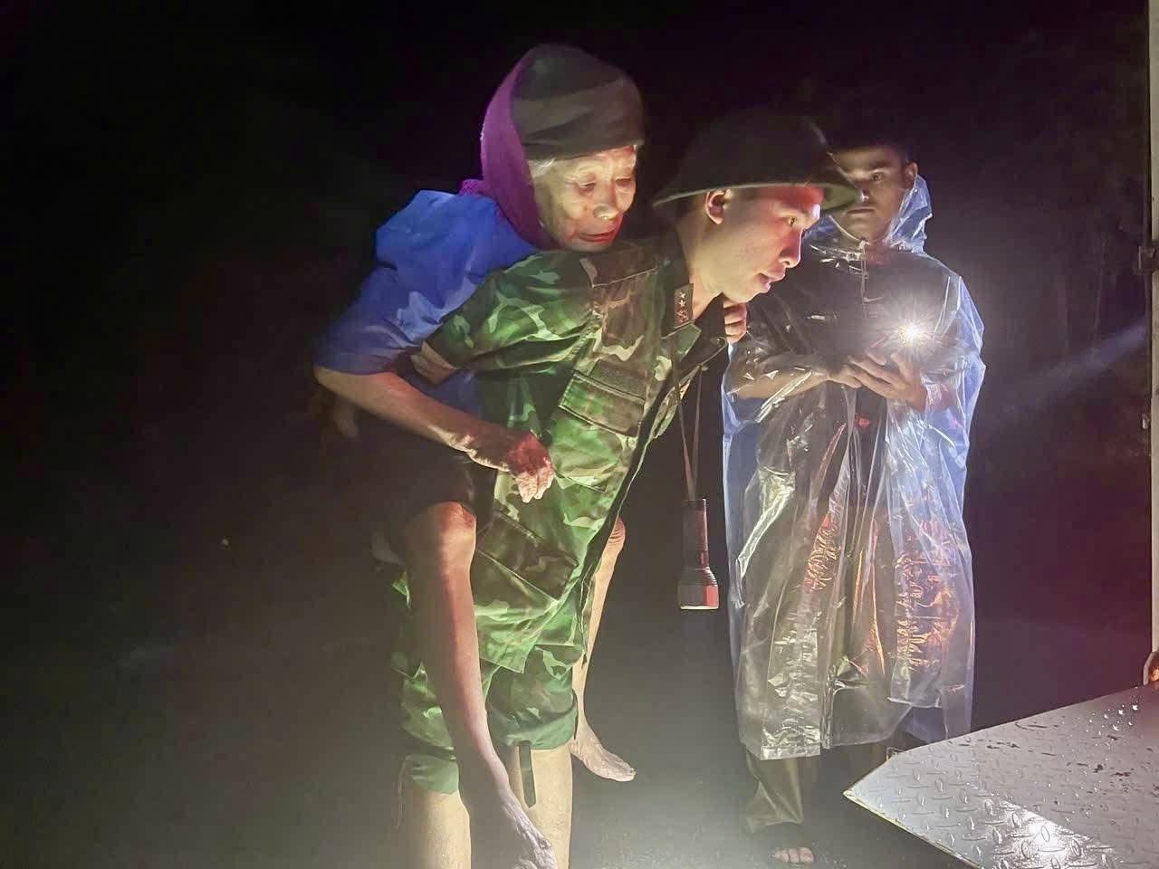 BĐBP Cao Bằng hỗ trợ người dân trong những đợt thiên tai, bão lũ. (Ảnh: BP Cao Bằng)