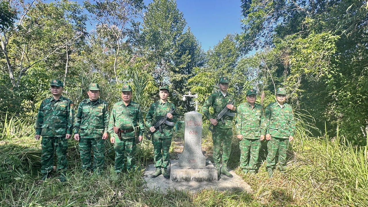 Cán bộ, chiến sĩ Đồn BPCK Sóc Giang tuần tra, bảo vệ biên giới. (Ảnh: Đồn BPCK Sóc Giang)