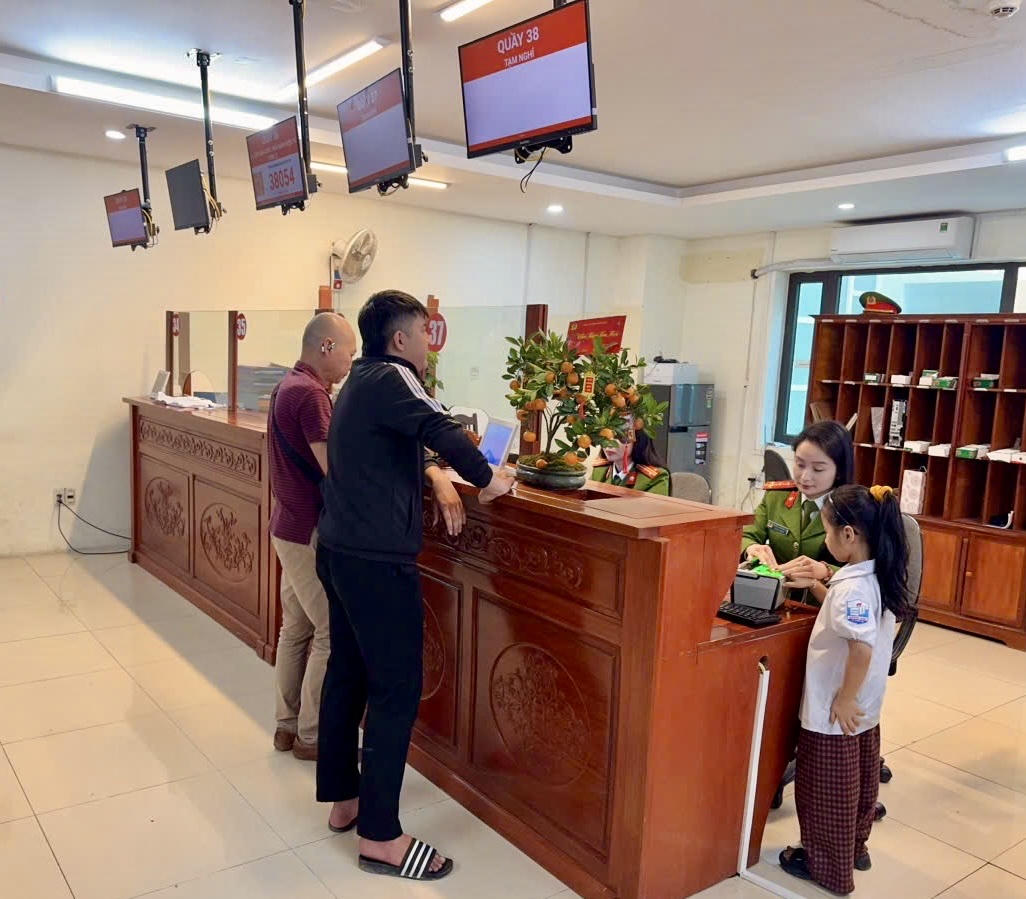 Người dân đến làm việc tại trụ sở&nbsp;Phòng Cảnh sát QLHC về TTXH Công an tỉnh Thanh Hóa dịp Tết.