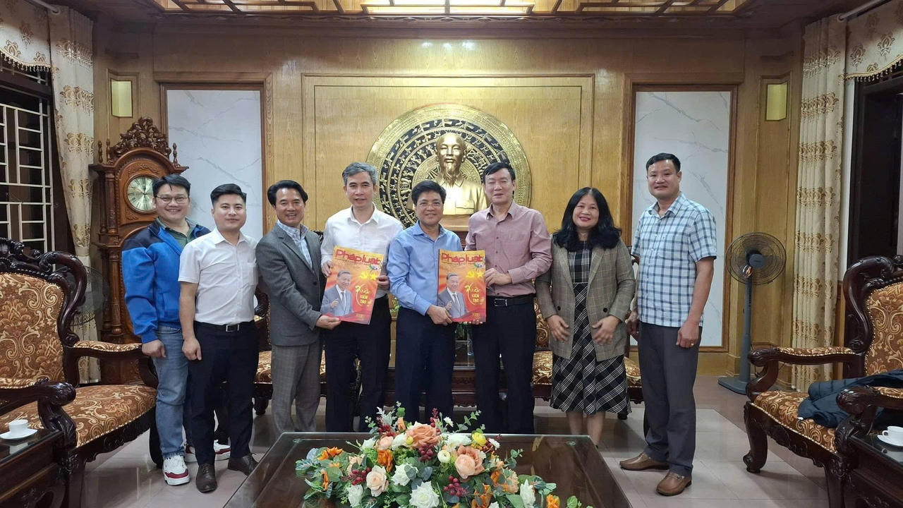Phóng viên Báo Pháp luật Việt Nam tặng báo Pháp luật Việt Nam Xuân Bính Ngọ 2026 cho lãnh đạo xã Vụ Bản.