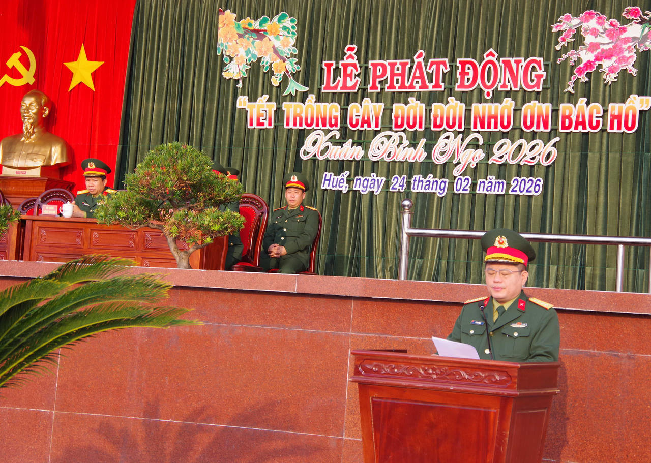 Đại tá Lê Huy Nghĩa - Phó Chỉ huy trưởng, Tham mưu trưởng Bộ CHQS thành phố phát động Tết trồng cây.