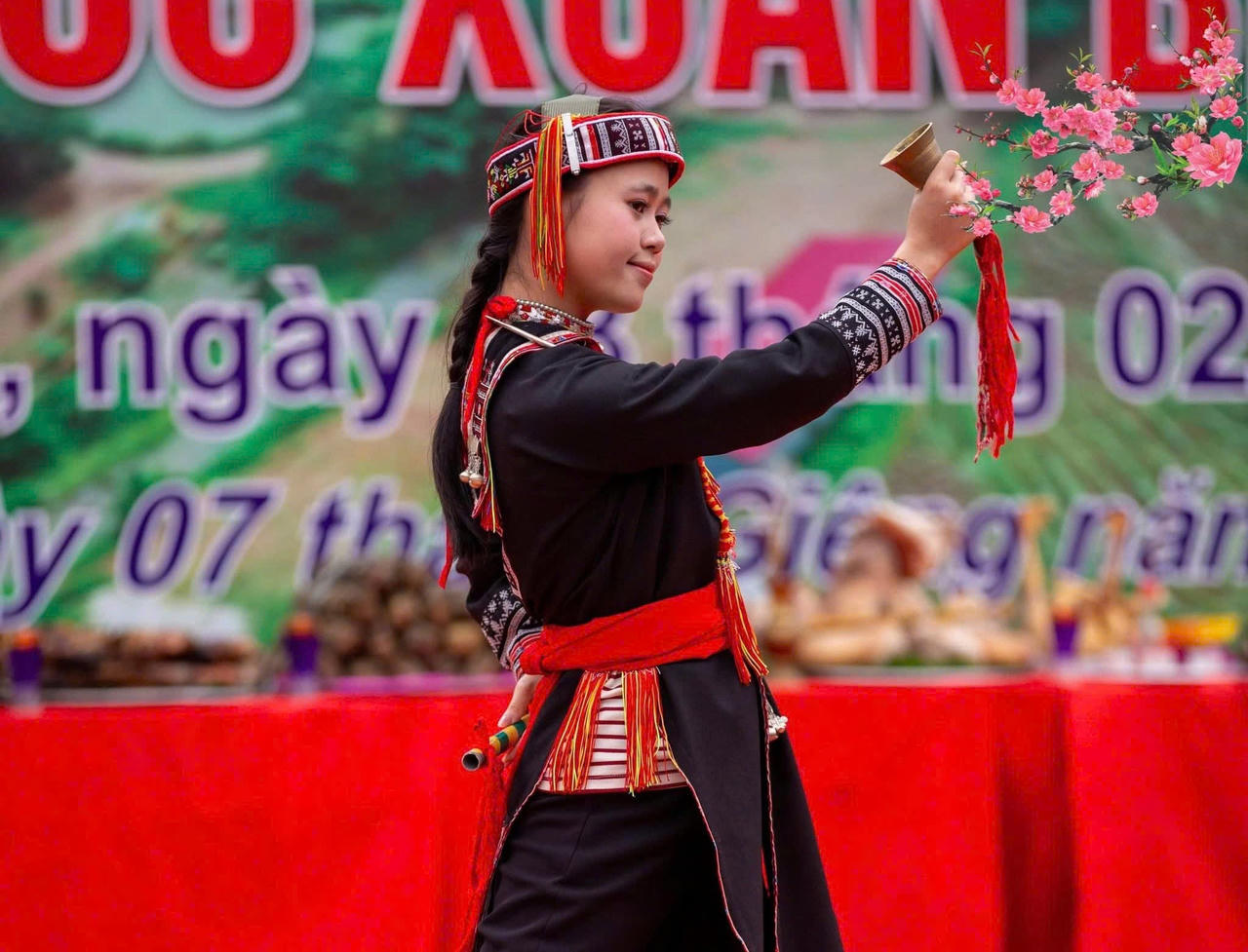 Ngay sau phần lễ là phần hội diễn ra sôi nổi, rộn ràng với nhiều hoạt động văn hóa, văn nghệ, thể thao dân gian hấp dẫn.