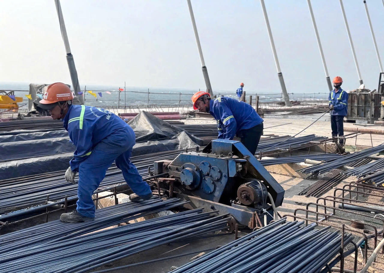 Từ mùng 8 Tết, công trường tổ chức thi công “3 ca, 4 kíp”, quyết tâm bù tiến độ.