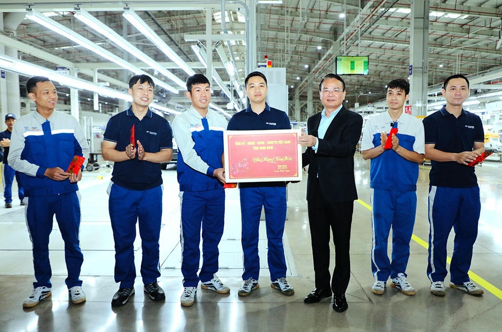 Bí thư Tỉnh ủy Ninh Bình Đặng Xuân Phong tặng quà, động viên cán bộ, công nhân Nhà máy sản xuất ô tô Hyundai Thành Công (Khu công nghiệp Gián Khẩu). (Ảnh: Nguyễn Thơm)