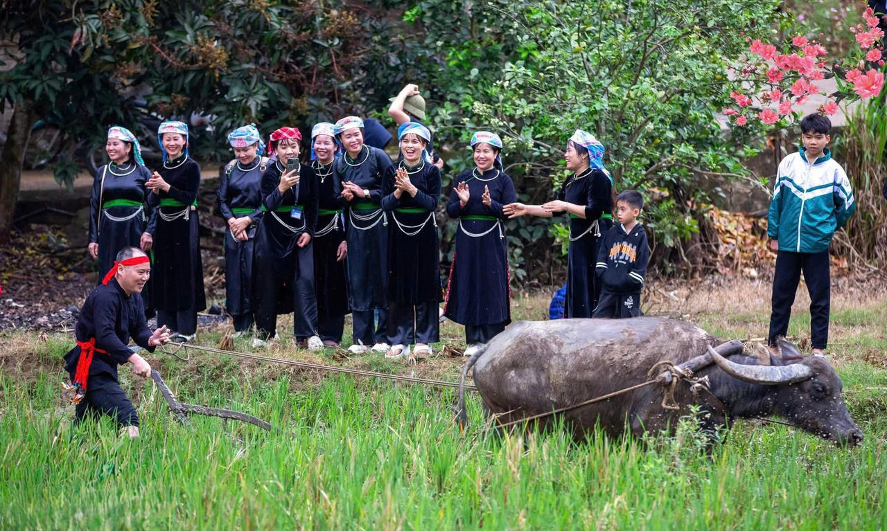Không chỉ là dịp để vui xuân, lễ hội còn là không gian để quảng bá, tôn vinh nét đẹp văn hóa truyền thống của đồng bào các dân tộc trên địa bàn.