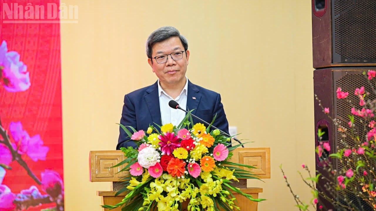 Ông Tống Văn Thanh, Vụ trưởng Vụ Báo chí-Xuất bản, Ban Tuyên giáo và Dân vận Trung ương báo cáo công tác báo chí Tết Bính Ngọ. Ảnh: nhandan.vn