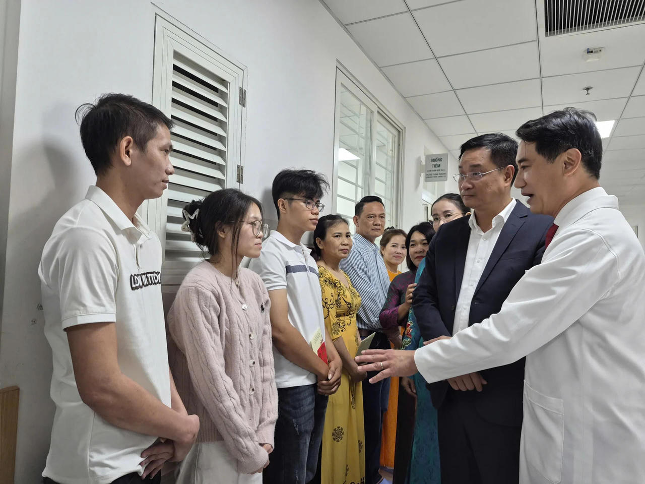 Bí thư Thành ủy Đà Nẵng Lê Ngọc Quang đã đến thăm, chúc mừng đội ngũ y, bác sĩ tại Bệnh viện Đà Nẵng.