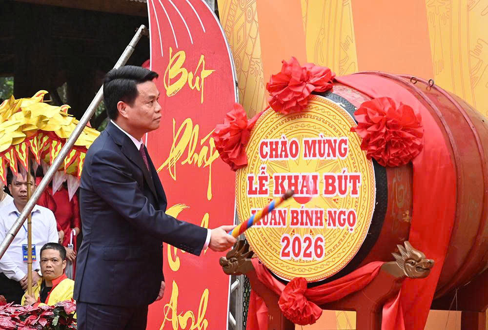 Ông Lê Ngọc Châu, Chủ tịch UBND thành phố Hải Phòng thực hiện nghi thức đánh trống khai bút.