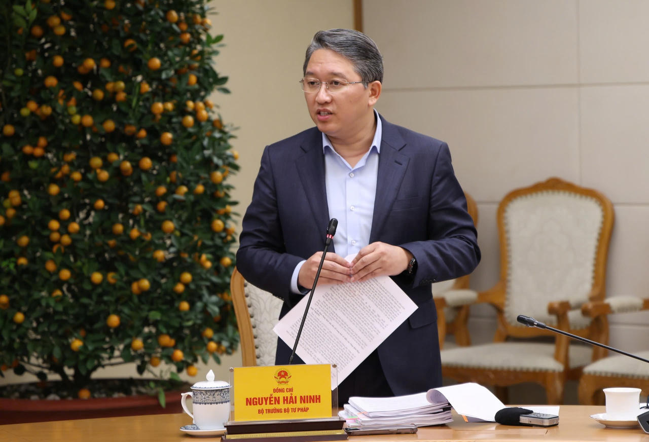 Bộ trưởng Bộ Tư pháp Nguyễn Hải Ninh báo cáo tại cuộc họp.