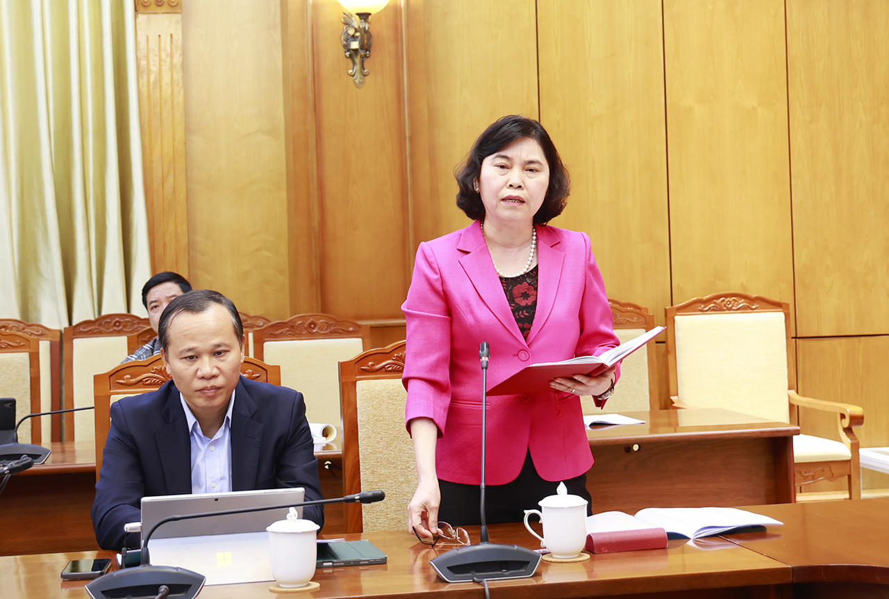 Bà Trần Thị Hằng, Phó Chủ tịch Thường trực HĐND tỉnh phát biểu tại hội nghị.