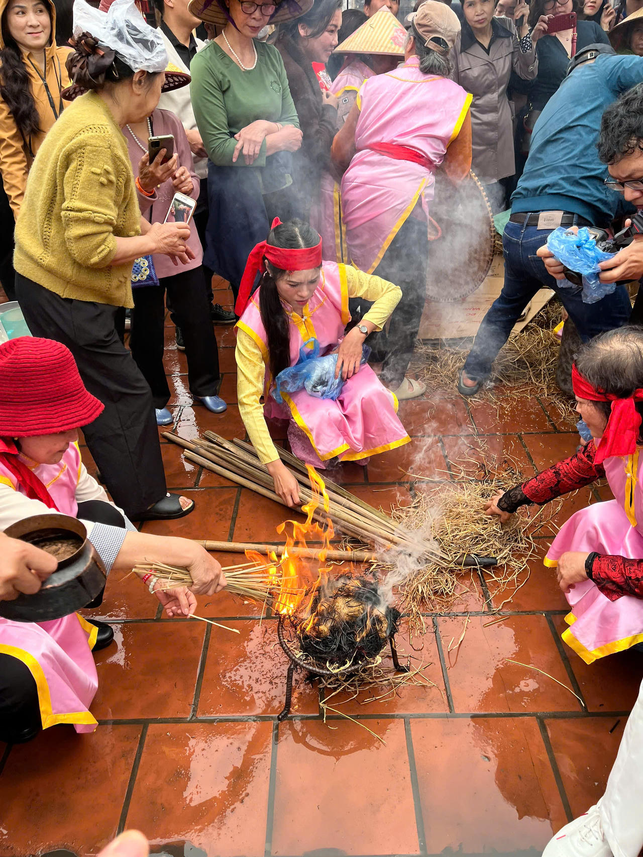 Hội thổi cơm thi làng Thị Cấm (xã Xuân Phương, Thành phố Hà Nội) tưởng nhớ công lao của Thành hoàng Phan Tây Nhạc. 