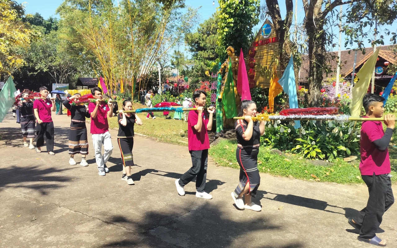 Đoàn rước với cờ hội, kiệu hoa đã thực hiện các nghi thức truyền thống dâng hương tưởng niệm Quốc mẫu Âu Cơ. (Ảnh: Kim Bảo)