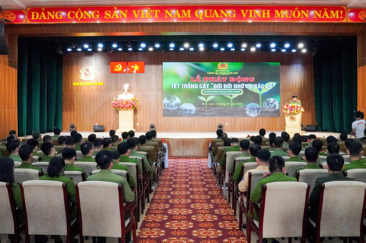 Quang cảnh Lễ phát động “Tết trồng cây đời đời nhớ ơn Bác Hồ” Xuân Bính Ngọ 2026 do Công an TP Huế tổ chức.