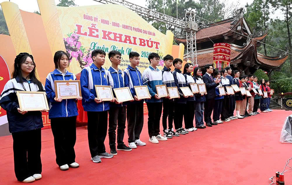 Các học sinh có thành tích xuất sắc tiêu biểu trong học tập và rèn luyện năm 2025 được khen thưởng, biểu dương.