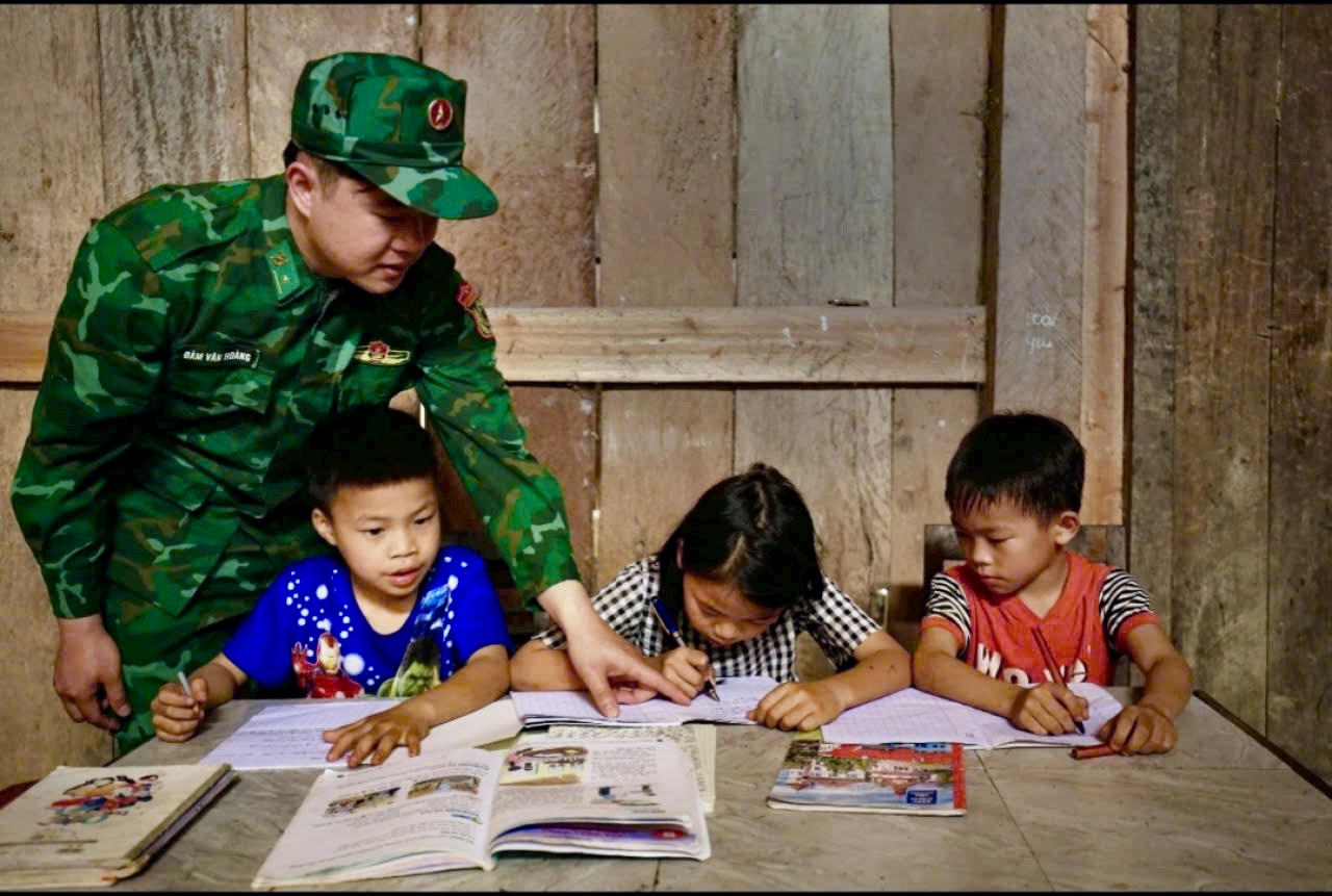 Bộ đội Biên phòng tỉnh Cao Bằng dạy học cho các em học sinh biên giới. (Ảnh: BP Cao Bằng)