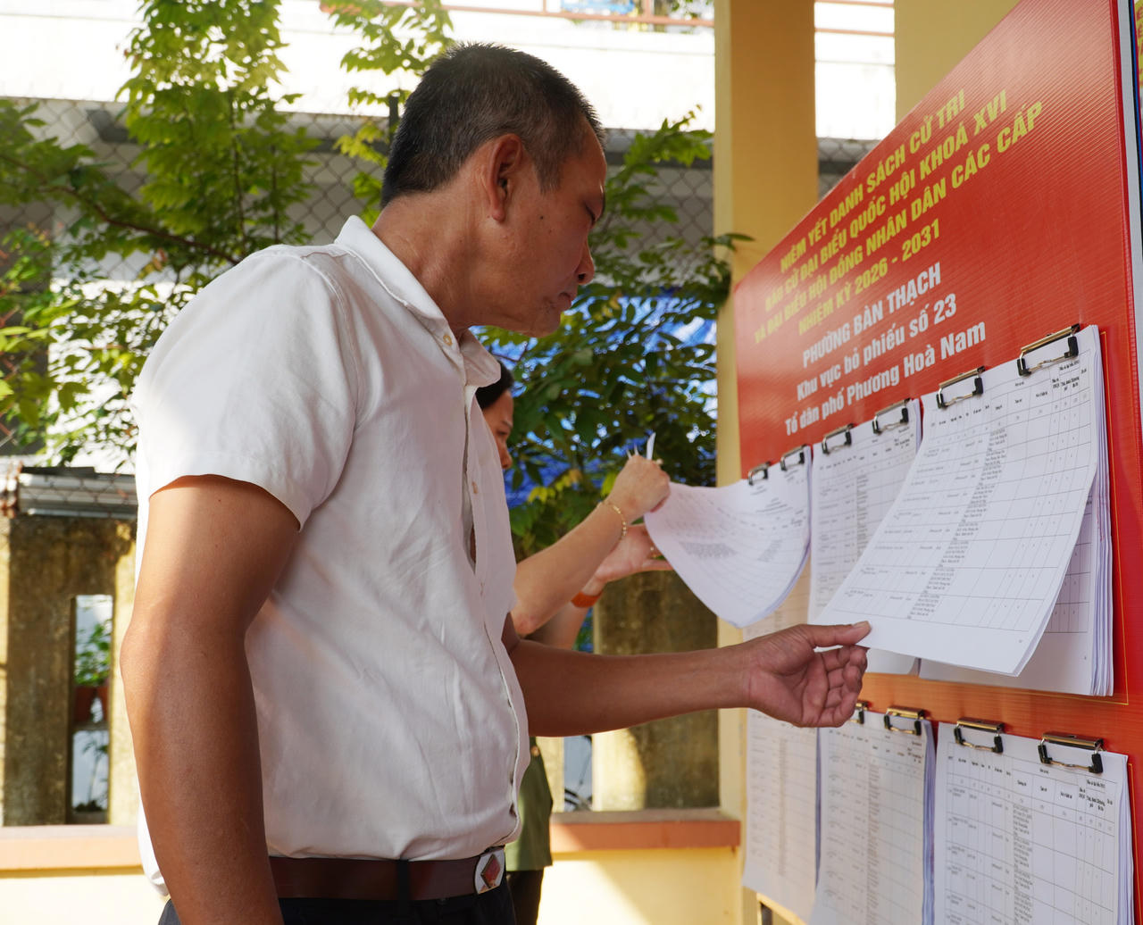 Cử tri TP Đà Nẵng kiểm tra danh sách cử tri niêm yết tại nhà sinh hoạt văn hóa một tổ dân phố trên địa bàn thành phố.