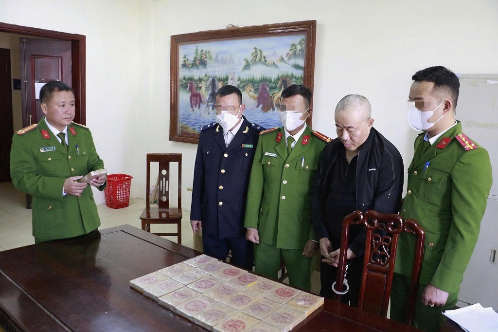 Triệt phá đường dây mua bán trái phép ma túy, thu giữ 22 bánh heroin 