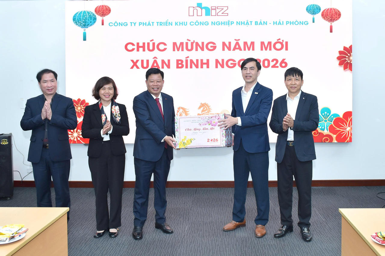 Phó Chủ tịch UBND thành phố Lê Trung Kiên tặng quà động viên Công ty phát triển KCN Nhật Bản - Hải Phòng.