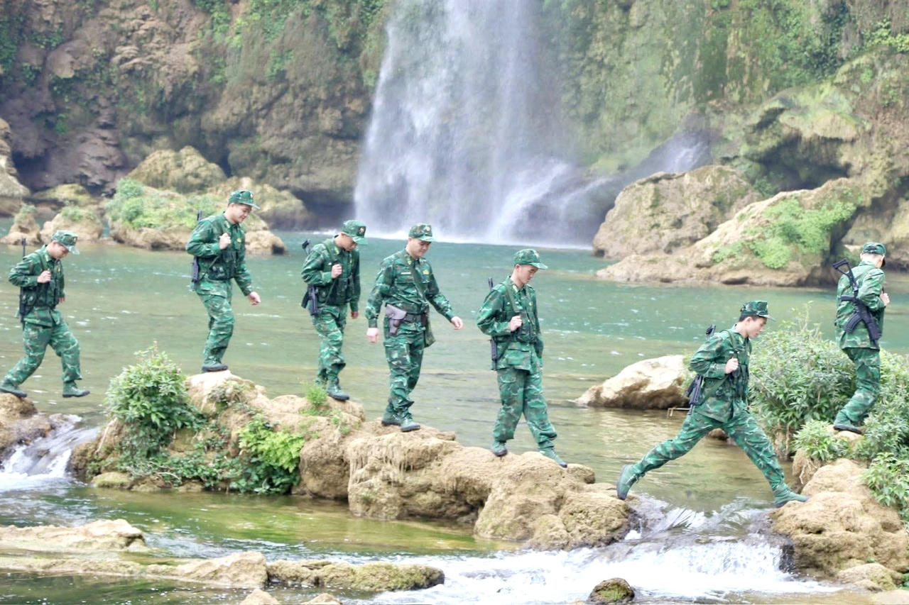 Cán bộ, chiến sĩ Đồn Biên phòng Đàm Thuỷ tuần tra bảo vệ biên giới. (Ảnh: Đồn BP Đàm Thuỷ)