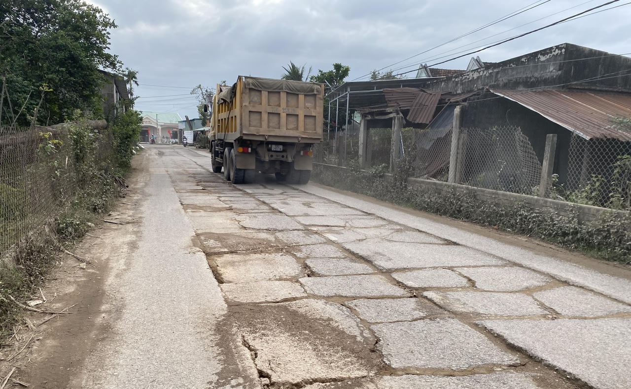 Đường ĐT 638 đoạn qua xã Hòa Hội hư hỏng nghiêm trọng. (Ảnh: Nguyễn Chơn)