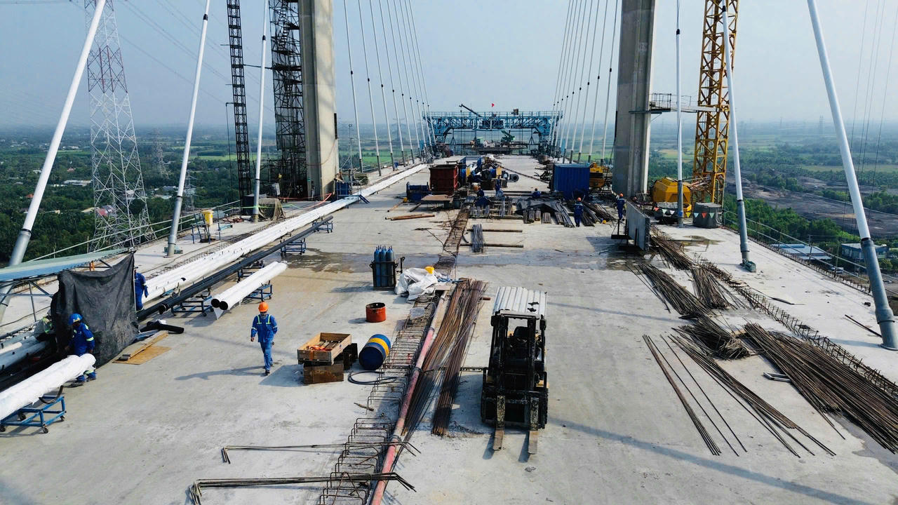 Công trường cầu Phước Khánh sôi động thi công trở lại sau Tết.