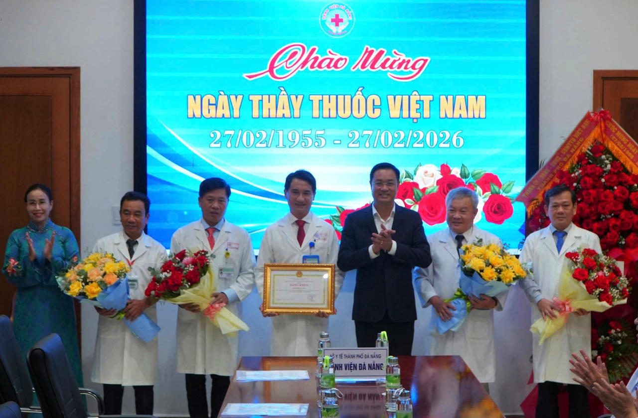 Bí thư Thành ủy Đà Nẵng Lê Ngọc Quang tặng hoa chúc mừng đội ngũ y, bác sĩ tại Bệnh viện Đà Nẵng. 