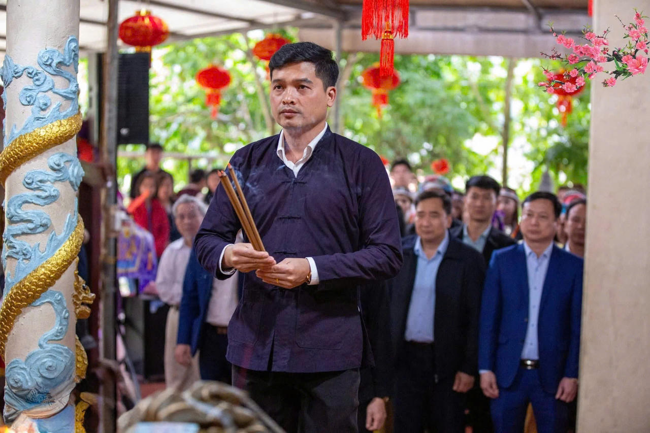 Phần lễ diễn ra trong không khí linh thiêng, thành kính với các nghi thức dâng hương, tế lễ, rước lễ theo nghi thức cổ truyền của người Tày thôn Lúc.