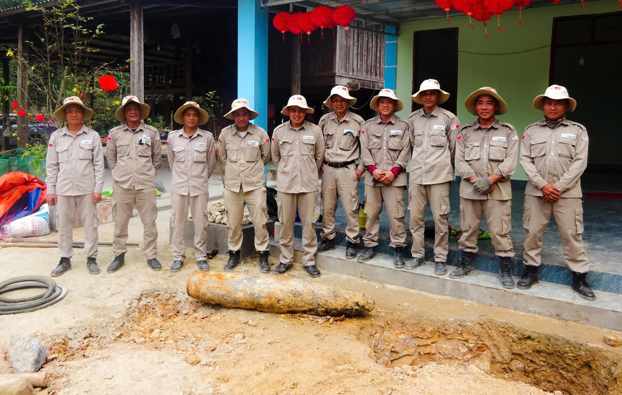 Lực lượng chức năng xử lý quả bom nặng hơn 226kg được phát hiện sát móng nhà dân tại xã Kim Ngân, tỉnh Quảng Trị. (Ảnh: PeaceTrees VietNam)
