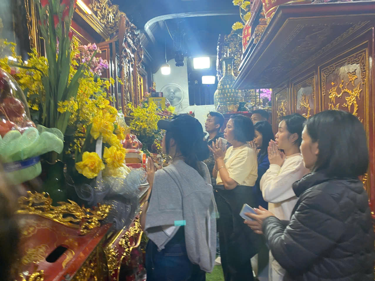 Người đi lễ cầu mua may, bán rủi.