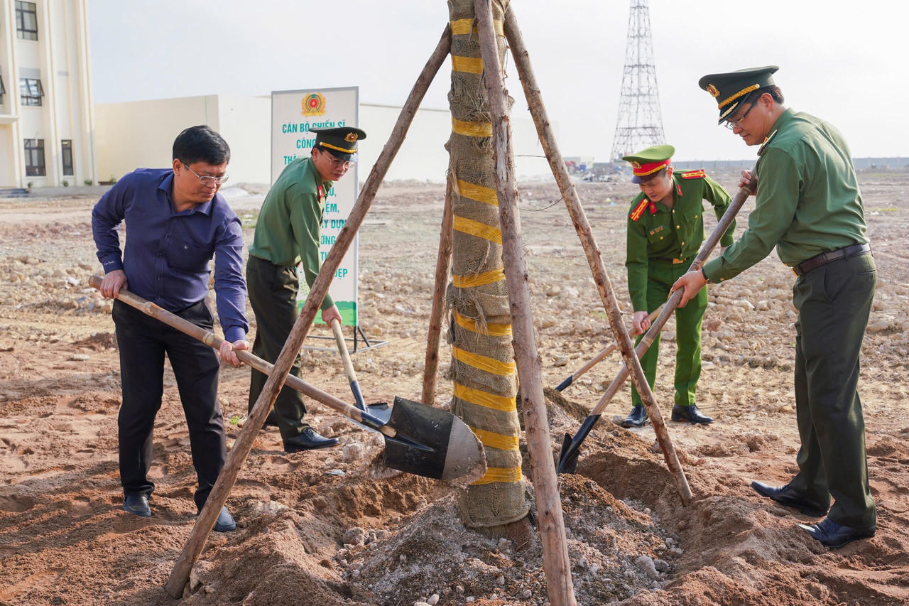 Ông Nguyễn Thanh Bình - Ủy viên Ban Thường vụ Thành ủy, Phó Chủ tịch Thường trực UBND thành phố và Thiếu tướng Nguyễn Thanh Tuấn - Giám đốc Công an thành phố&nbsp;trồng cây xanh trong khuôn viên trụ sở mới ngay sau lễ phát động.