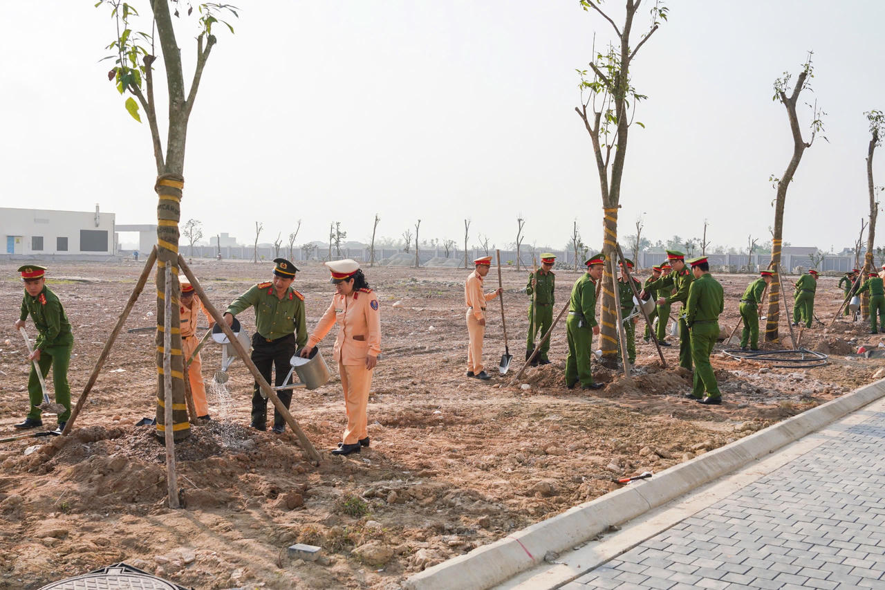 Cán bộ, chiến sĩ Công an TP Huế tham gia trồng, chăm sóc cây xanh trong khuôn viên trụ sở mới tại khu E, đô thị mới An Vân Dương.