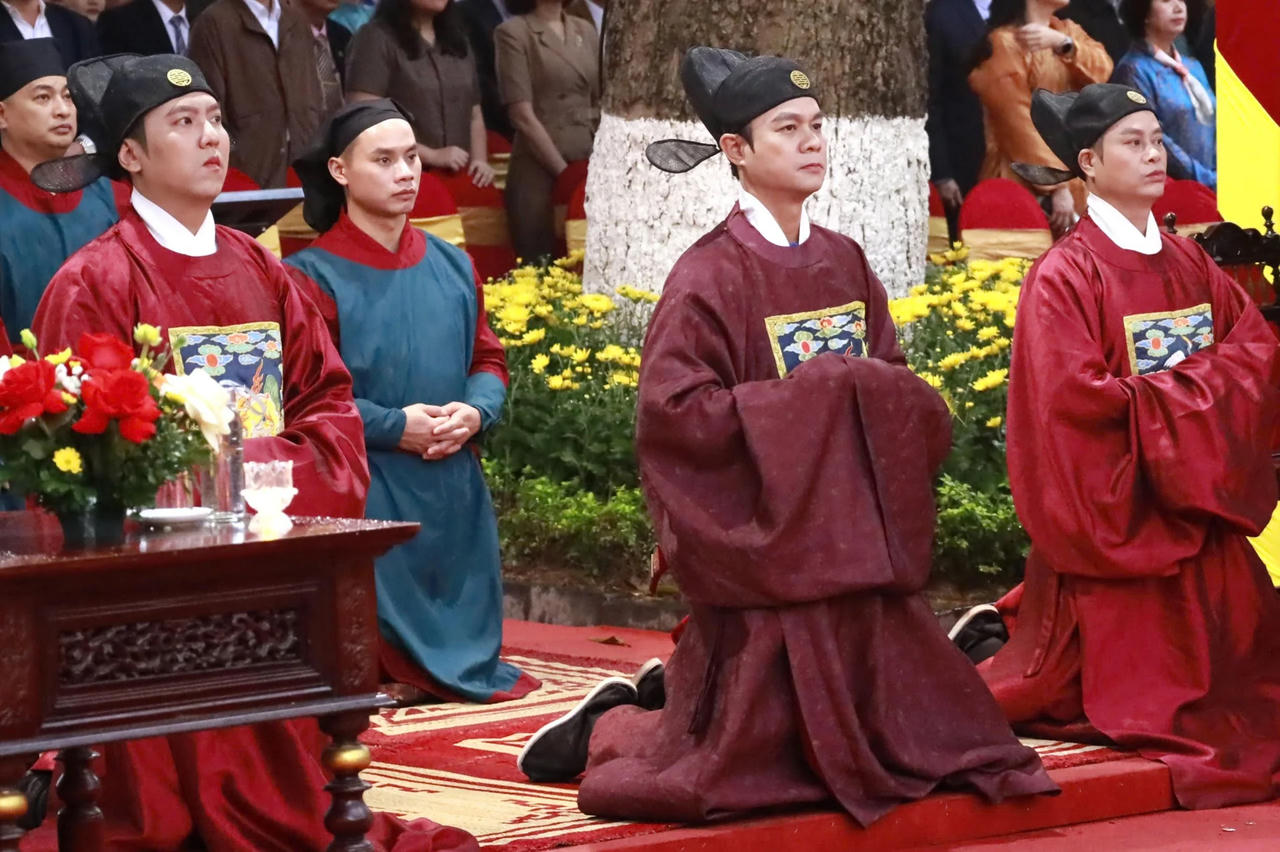 Phần lễ tái hiện nghi thức dâng hương cung đình theo hình thức sân khấu hóa (ảnh V.H).