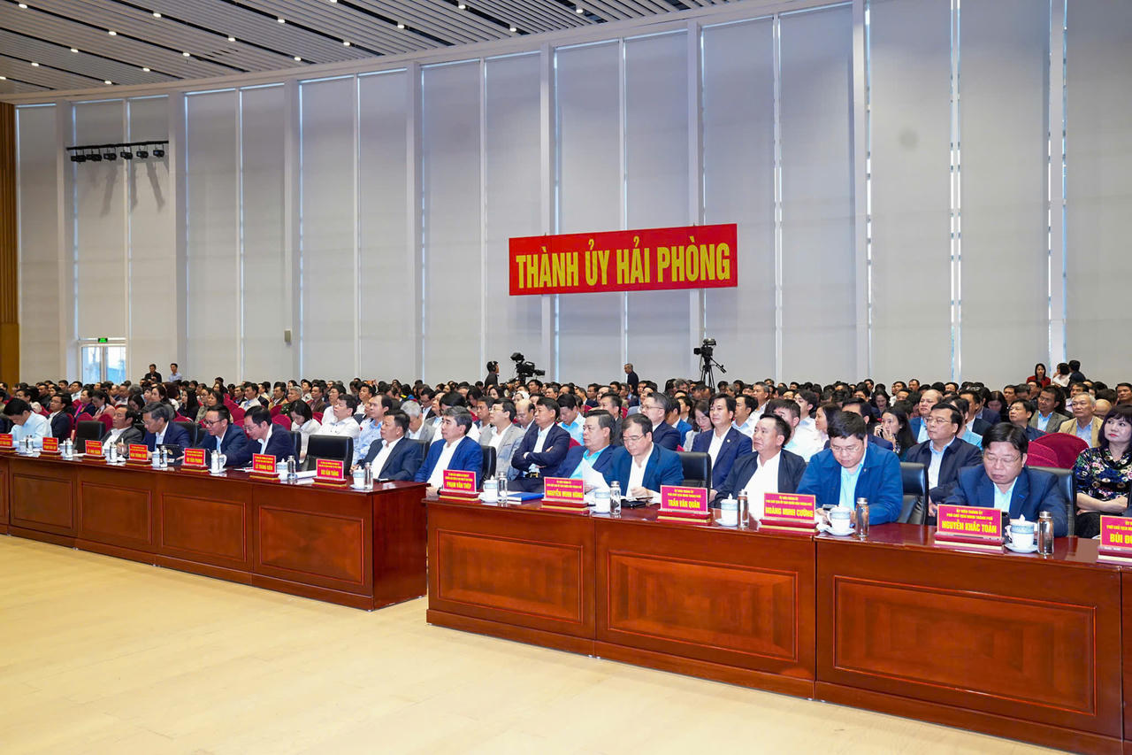 Cán bộ, đảng viên dự hội nghị tại điểm cầu thành phố Hải Phòng.