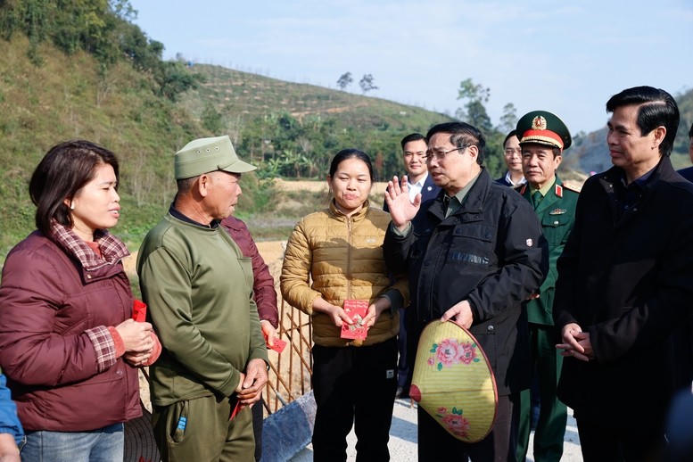 Thủ tướng Chính phủ Phạm Minh Chính thăm hỏi người dân ảnh hưởng bởi dự án hôm 20/2 vừa qua.&nbsp;Ảnh: VGP/Nhật Bắc.