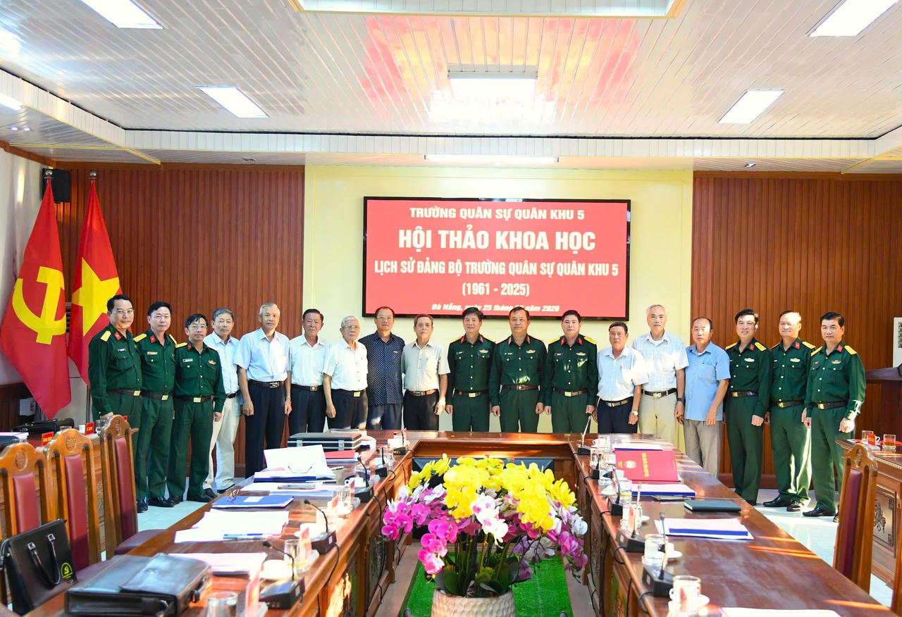 Các đại biểu chụp hình lưu niệm tại hội thảo.