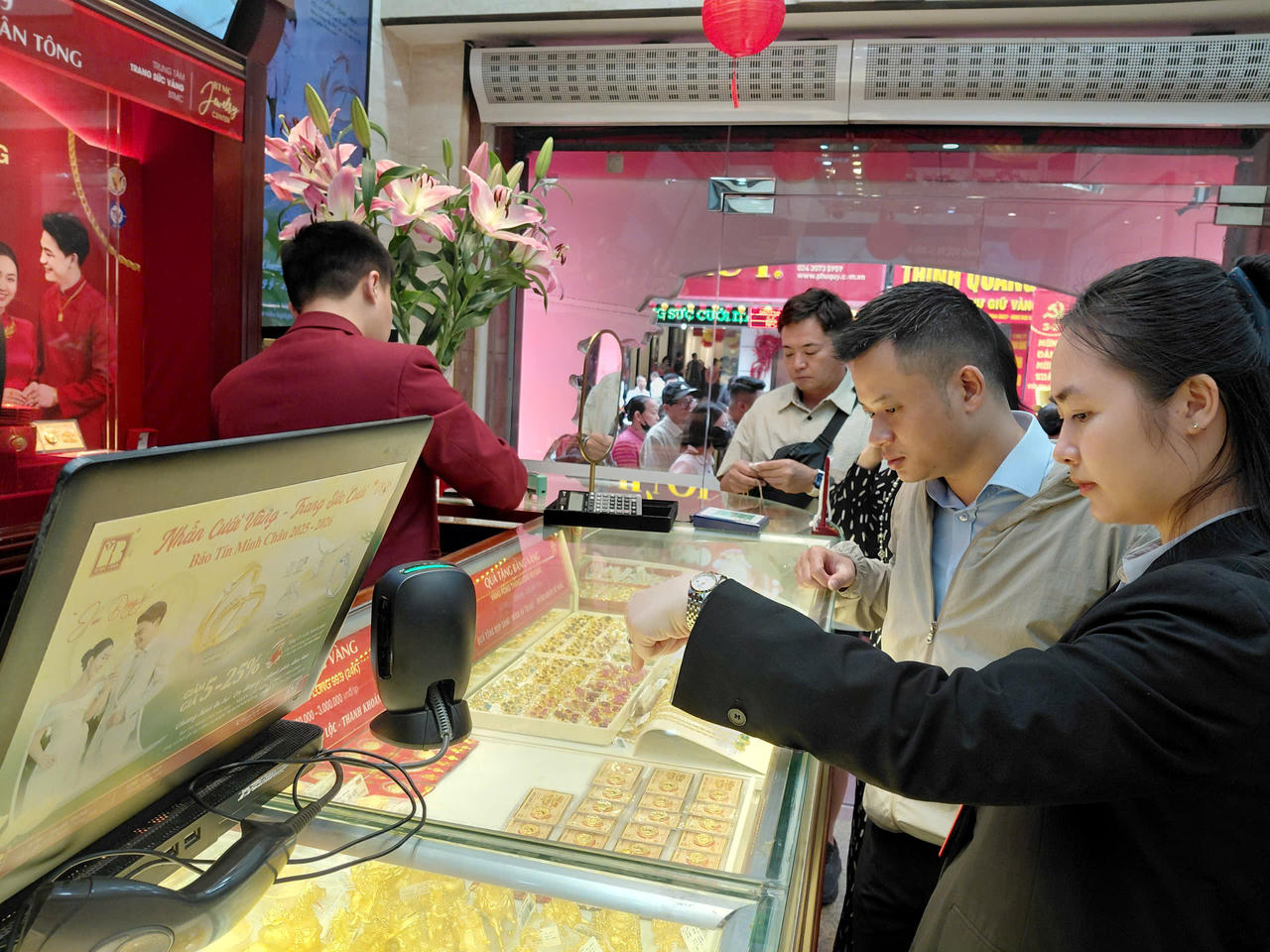 Nhu cầu “săn vàng lấy may” ngày thần tài tăng đột biến