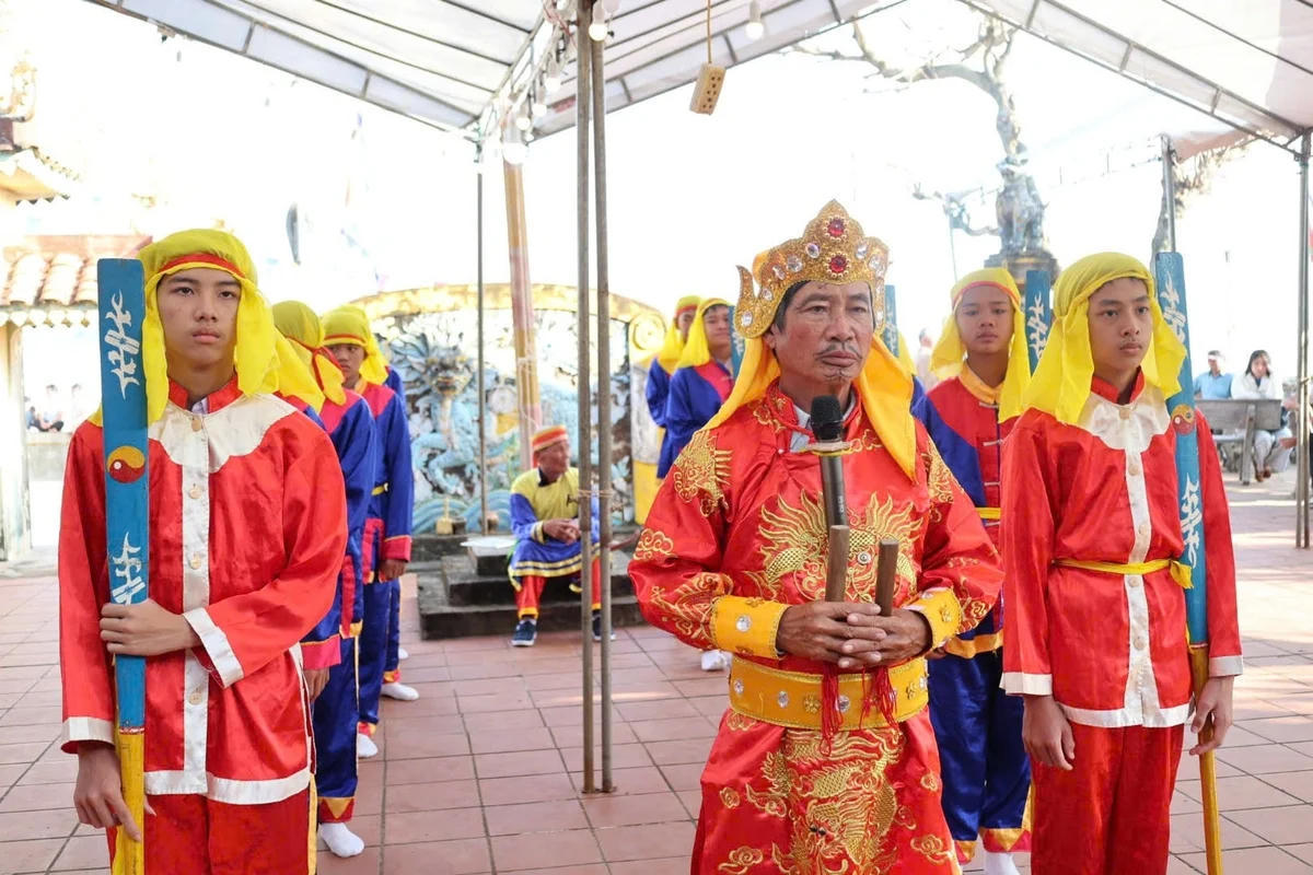 Nghi thức hát Bả trạo (còn gọi là Hò đưa linh) tại lễ giỗ.