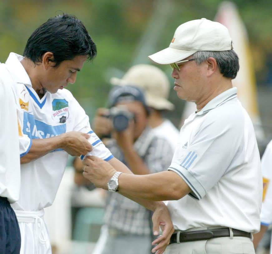 HLV Nguyễn Văn Vinh đeo băng đội trưởng cho Kiatisuk&nbsp;