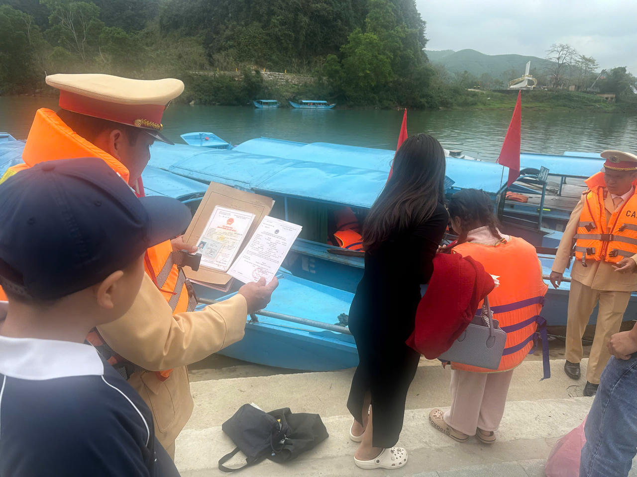 Lực lượng Cảnh sát giao thông kiểm tra và yêu cầu chủ phương tiện ký cam kết bảo đảm an toàn giao thông đường thủy nội địa.