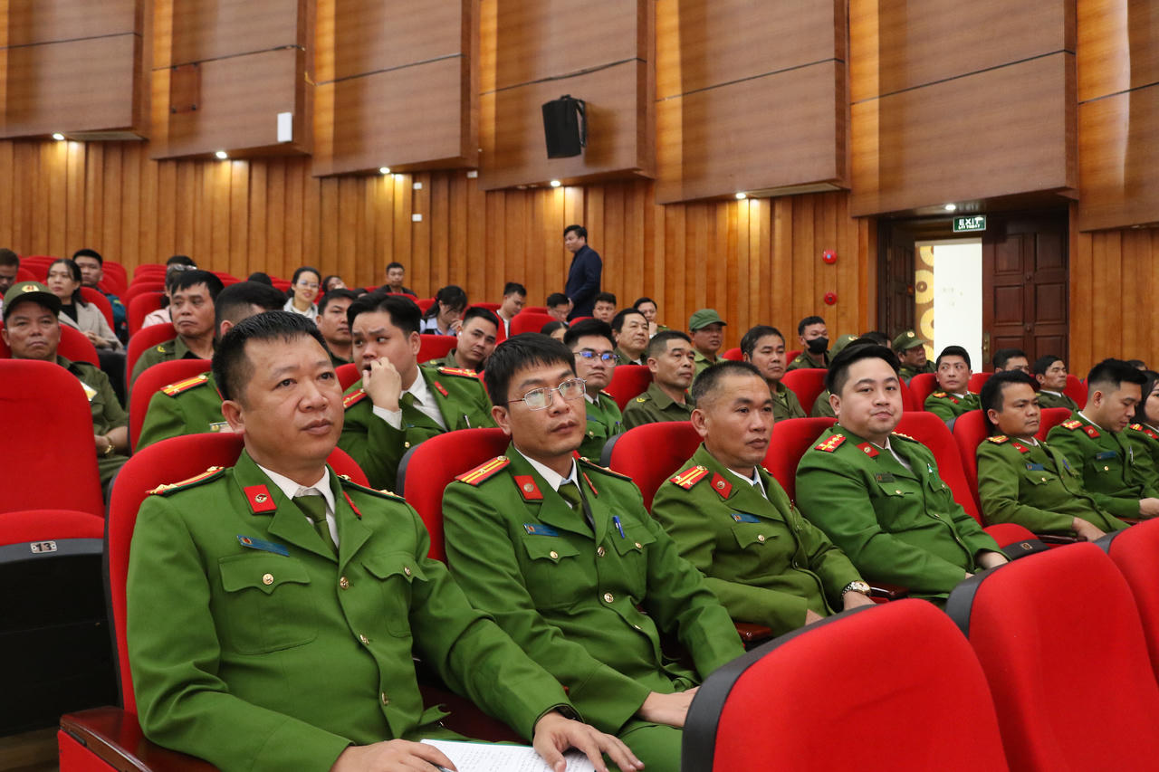 Các cử tri tham dự tại điểm cầu chính phường Cam Đường