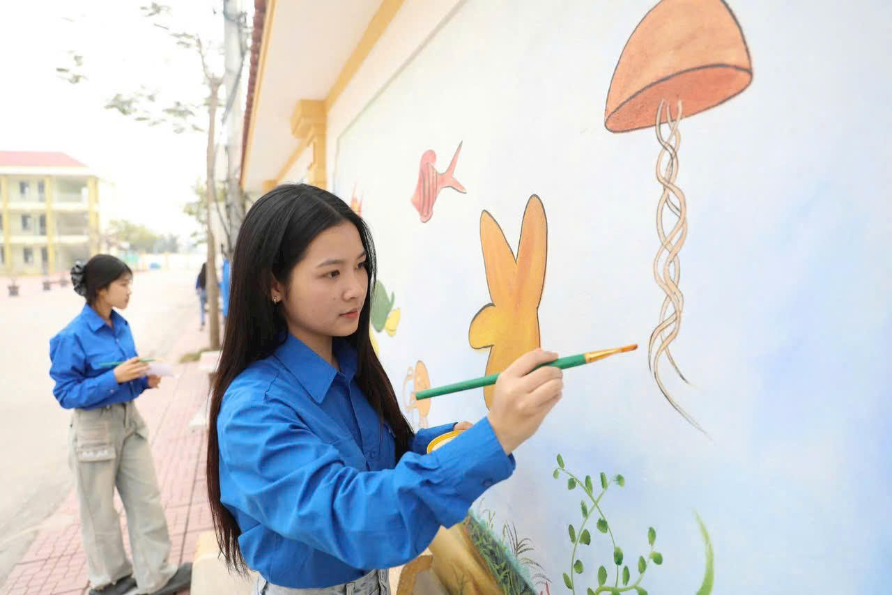 Đoàn viên thanh niên xã Quỳnh Phụ thực hiện công trình “Con đường bích họa” dài 150m tại Trường Tiểu học Quỳnh Côi, góp phần xây dựng môi trường giáo dục xanh, sạch, đẹp.