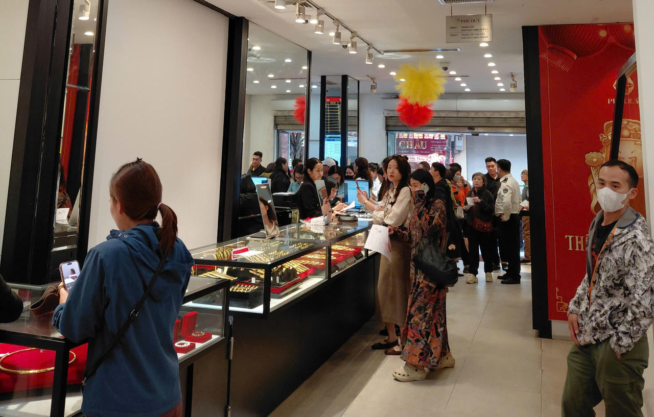 Số lượng khách tập trung chủ yếu tại quầy bán ra, quầy mua vào thưa thớt người giao dịch