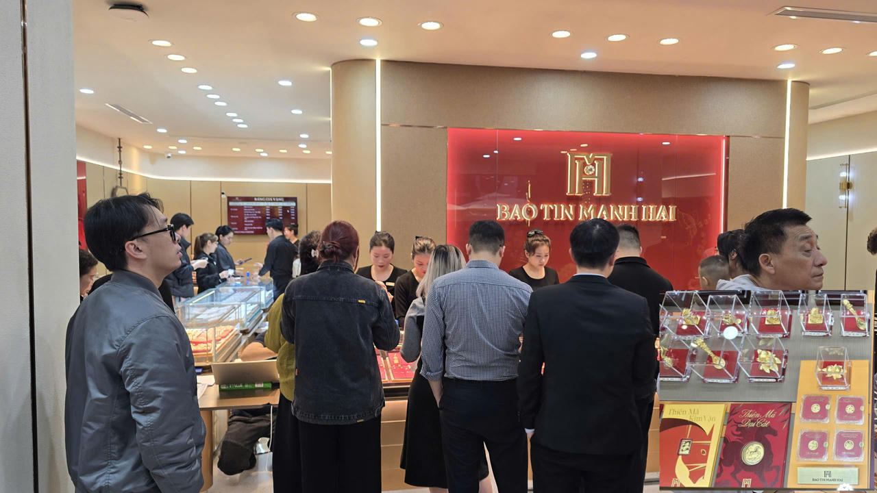 Khách hàng tìm hiểu, lựa chọn sản phẩm của BTMH dịp ngày vía Thần Tài. (Ảnh: Nguyễn Tuấn)