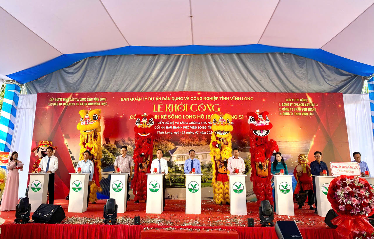 Các đại biểu thực hiện nghi thức khởi công