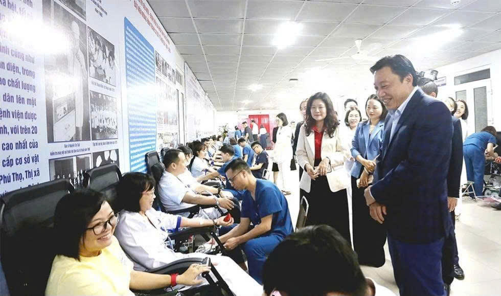 Tình người, lòng nhân ái qua chương trình "Giọt hồng blouse trắng đất Tổ 2026"