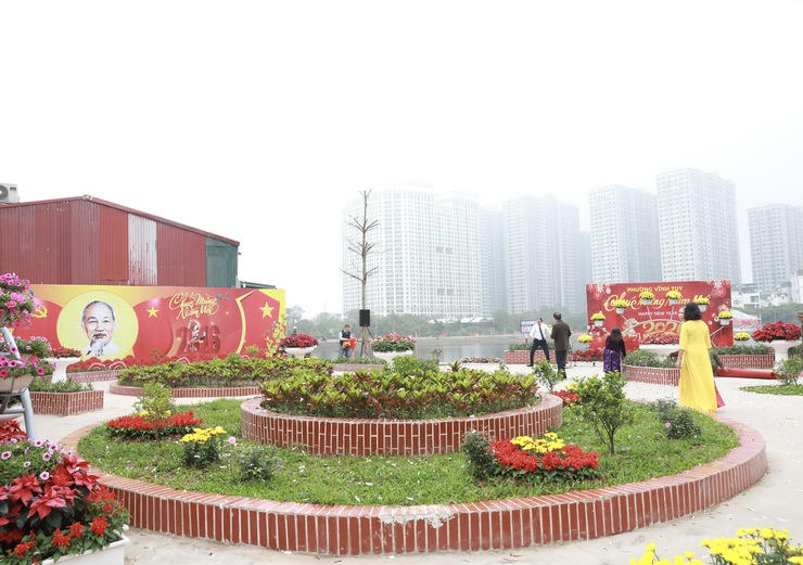 Vườn hoa phục vụ cộng đồng được cải tạo sạch đẹp, góp phần hình thành không gian sinh hoạt chung cho người dân.