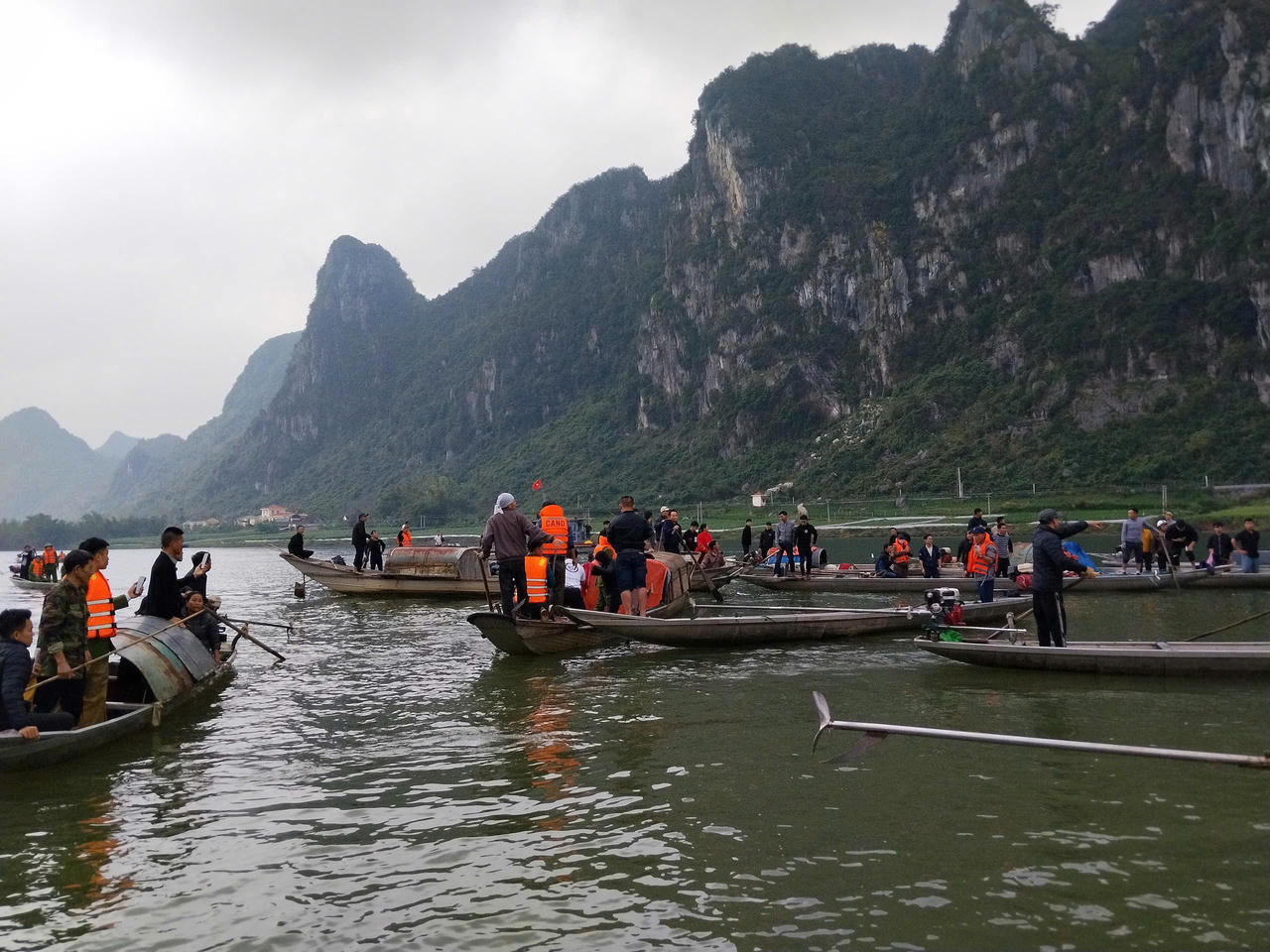 Lực lượng chức năng triển khai tìm kiếm các nạn nhân trong vụ lật thuyền trên sông Gianh.